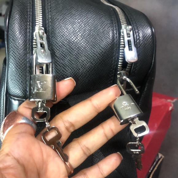 LOUIS VUITTON authentic Taiga Reporter PM Bag, Crossbody/Shoulder Leather - Picture 4 of 9